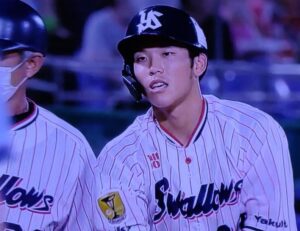 安打出塁の武岡龍世選手
