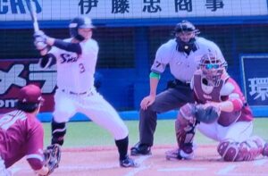 初回安打出塁の山崎晃大朗選手