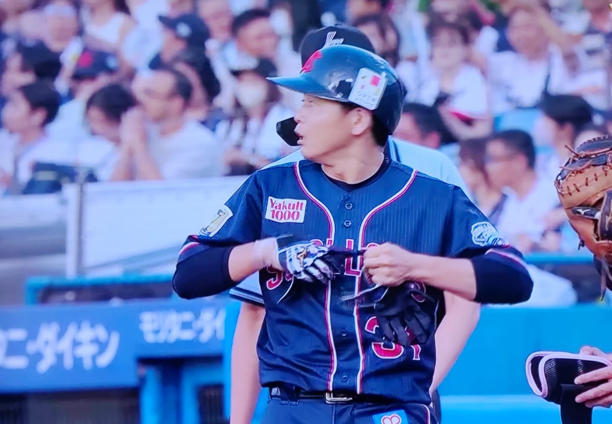初回安打出塁の山崎晃大朗選手