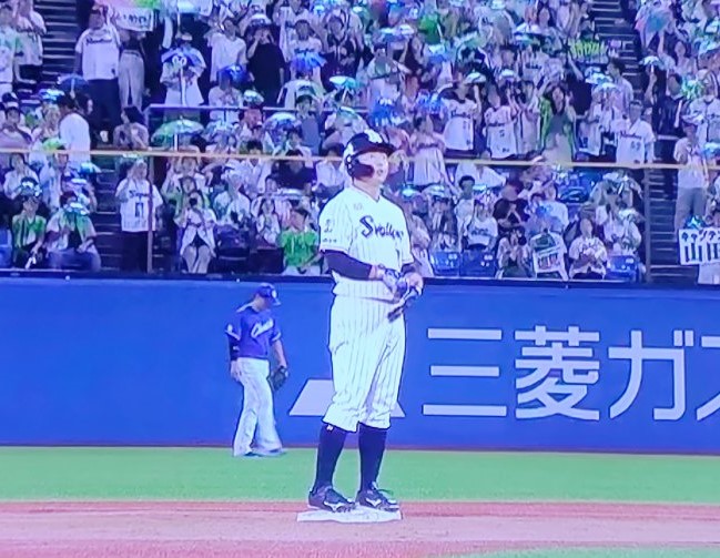二塁打で出塁の山崎晃大朗選手