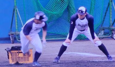 西川遥輝選手に盗塁を教わる並木秀尊選手