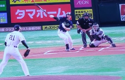 三塁打の西川遥輝選手