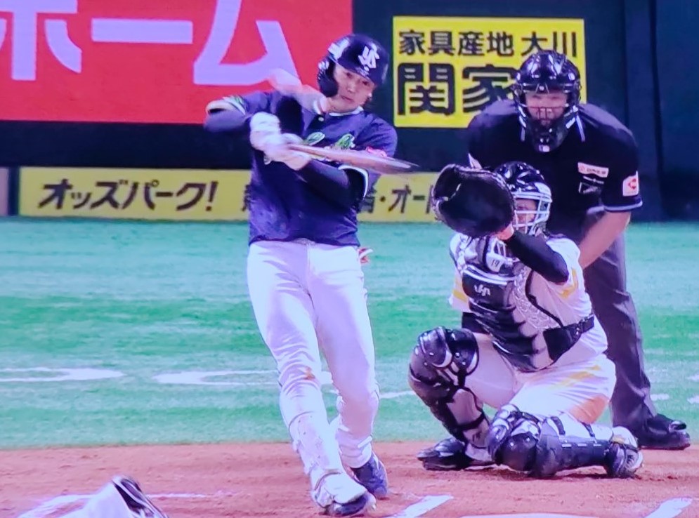 6回、二塁打で1打点を挙げた長岡秀樹選手。