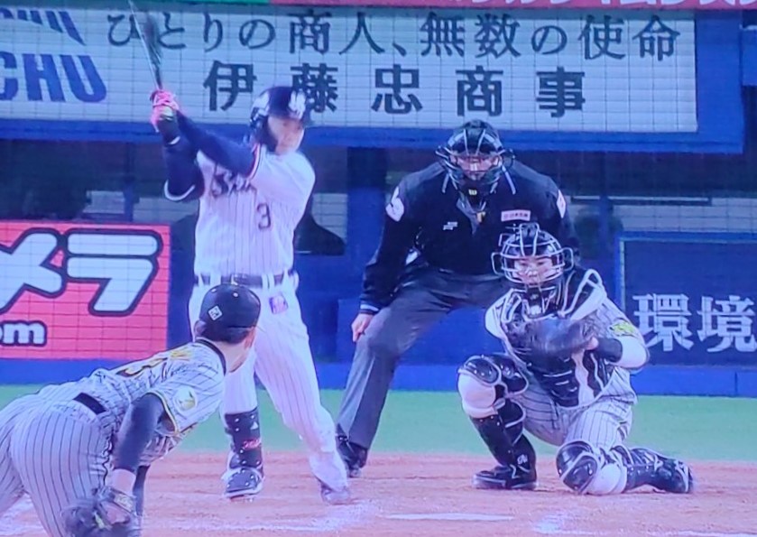 ９回岩崎投手からセンターに安打を打つ西川遥輝選手