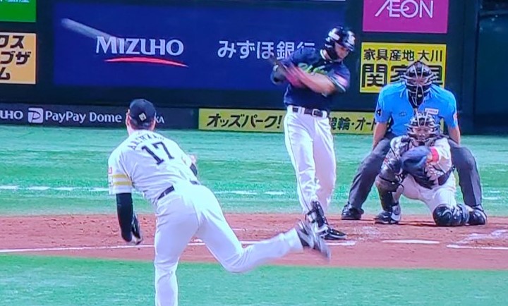 4回三塁打を打つ西川遥輝選手