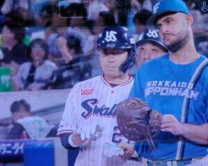 四球で出塁の中村悠平選手
