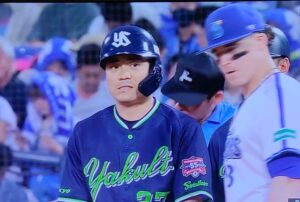 安打出塁の中村悠平選手