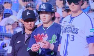 安打出塁の長岡秀樹選手