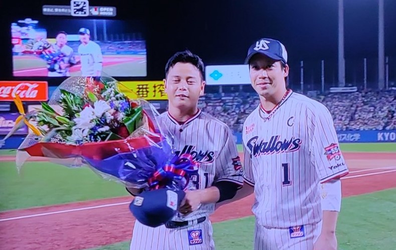 山田選手から花束をもらう山崎選手