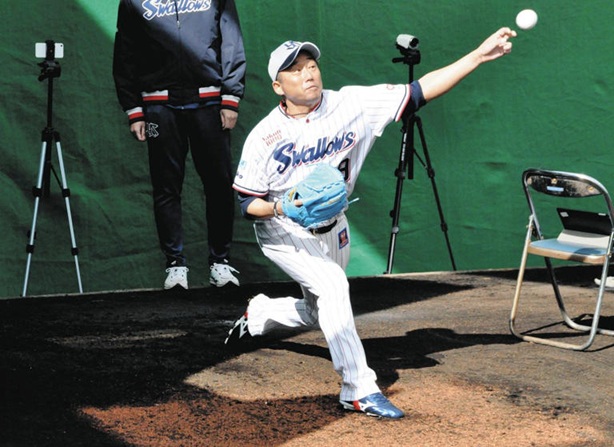 古田氏相手に投球練習をする石川投手出典中日スポーツ