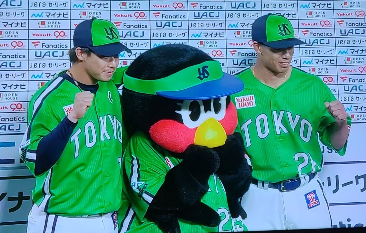 ヒーローインタビューでつばみと記念撮影の山野投手と山田選手20250430