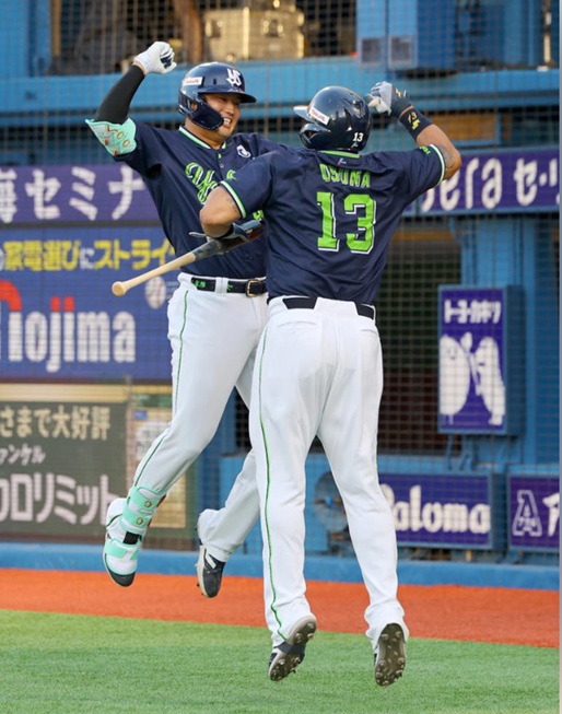 1号を打ちオスナとハイタッチする村上出典サンスポ撮影岩崎叫汰