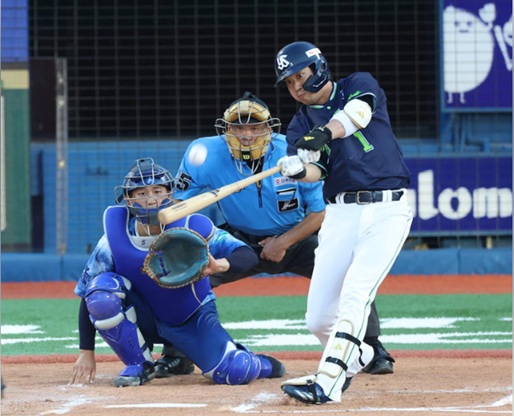 山田バウアーのカーブを引きつけて左翼席へ運び、球団単独最多となる通算305本塁打をマーク出典サンスポ撮影・萩原悠久人