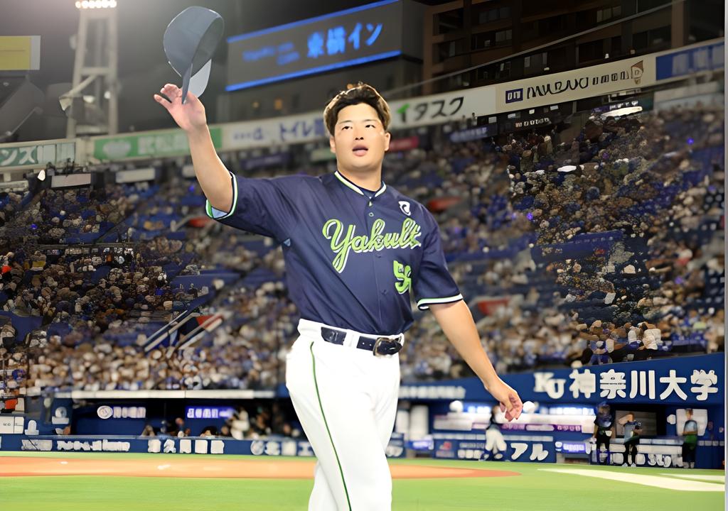 復帰後初打席1号でファンに挨拶をする村上出典日刊スポーツ撮影・浅見桂子20250729-fotor-enhance-20250729222356