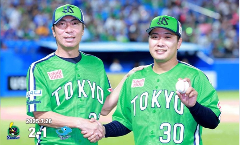 荘司プロ初勝利で髙津監督と握手出典ヤクルト公式サイト20250726