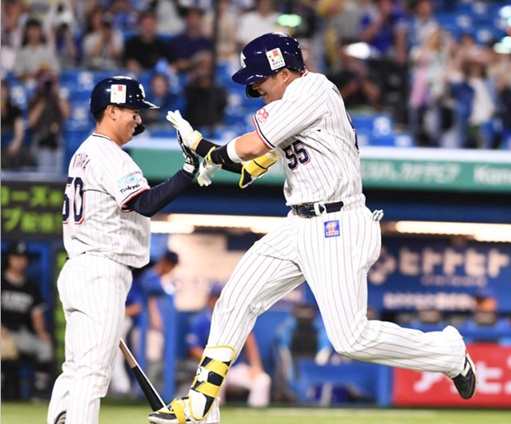 7号で大喜びの村上出典デイリースポーツ20250811