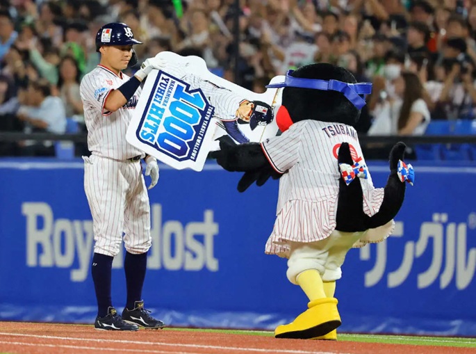 つばみからボードをもらう中村出典スポニチ撮影光山貴大
