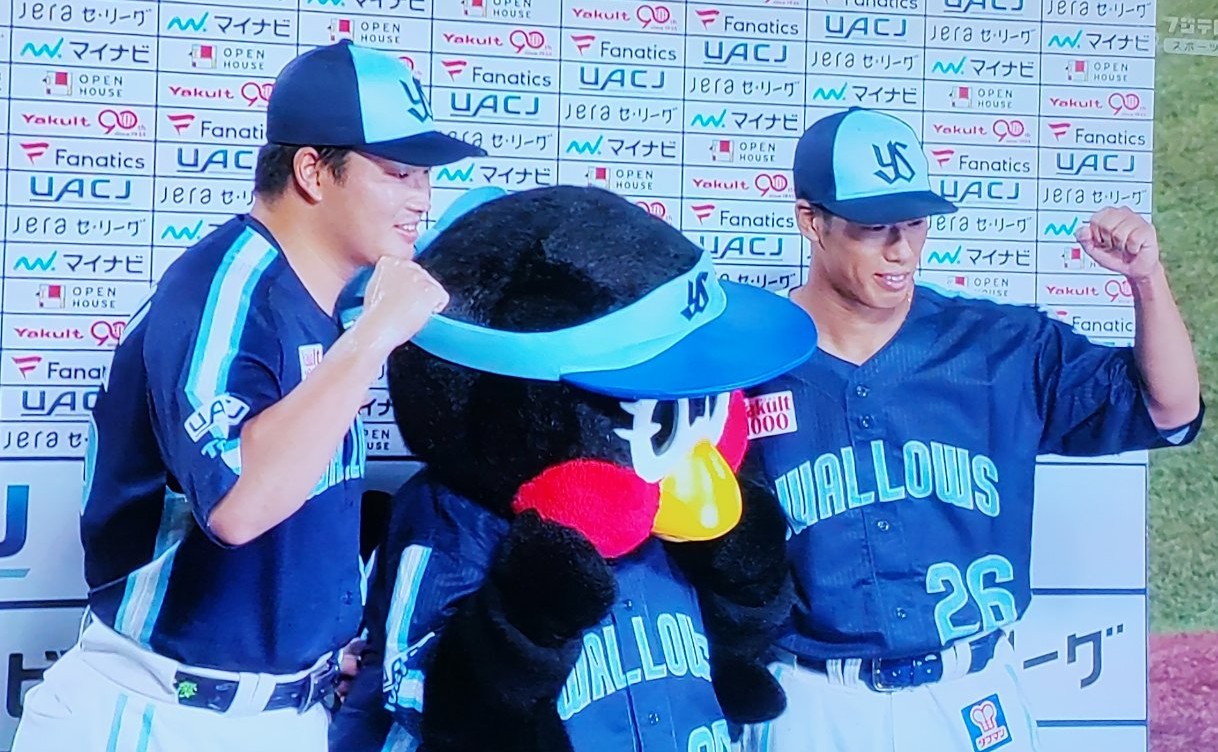 村上、山野ヒーローインタビューの後つばみと記念ショット