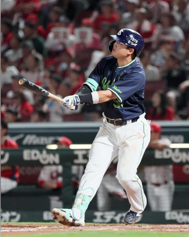 村上7号3ランを確信して球の行方を見つめる出典サンスポ撮影中島信生20250817