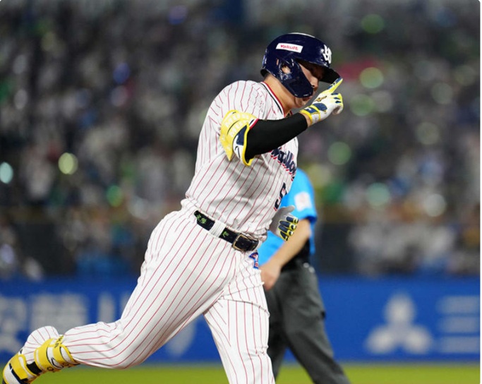 村上9号でダイヤモンドを回る出典日刊スポーツ撮影鈴木みどり20250822