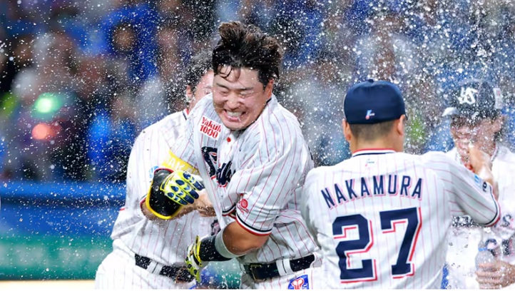 村上サヨナラ5号2ランで、チームメイトの手荒い祝福を受ける出典サンスポ撮影長尾みなみ20250812