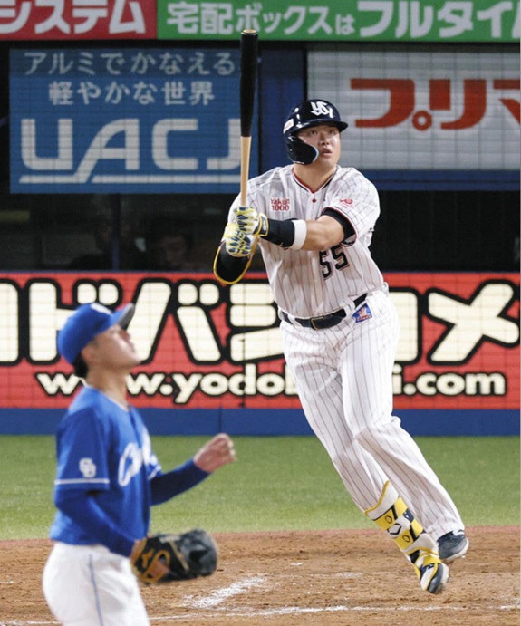 19号2ランを逆方向に打つ村上出典中日スポーツ20250910