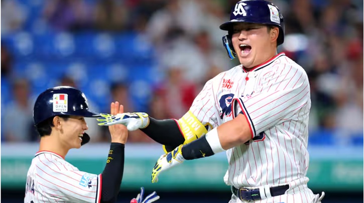 一回、20号2点本塁打を放ち生還し、内山とタッチを交わす村上撮影長尾みなみ