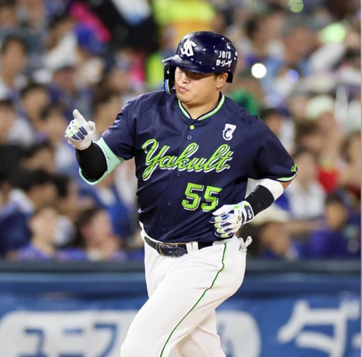三回、勝ち越しの右越え2点本塁打を放った村上出典サンスポ撮影荒木孝雄20250930