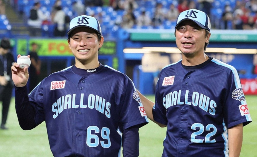 下川初勝利で髙津監督と出典スポニチ撮影尾崎有希20250831