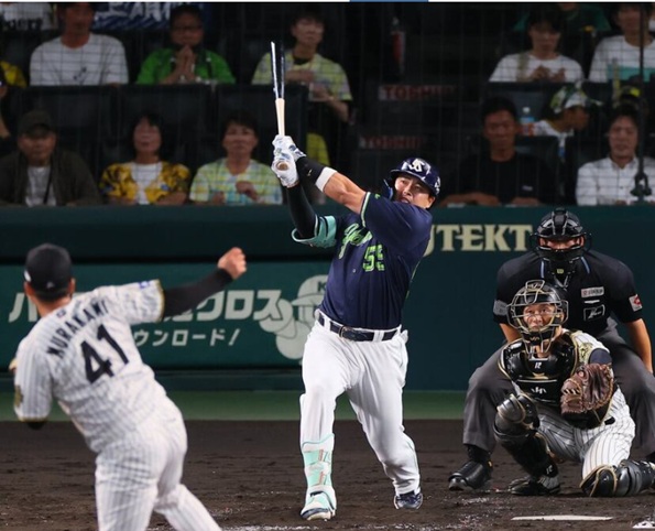 22号ソロを放つ村上出典サンスポ撮影中井誠20251002
