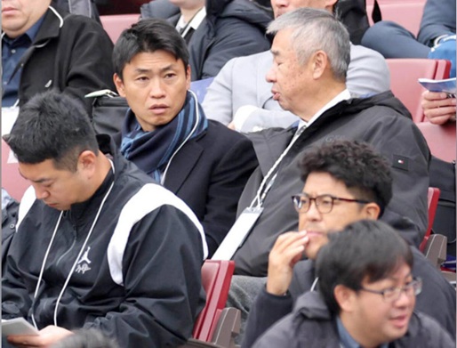 バックネット裏のスカウト席で視察する青木宣親GM補佐撮影・岩田大補