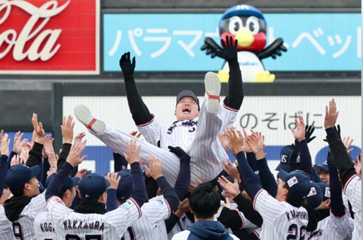 ファン感謝デー最後に胴上げされる村上宗隆選手出典サンスポ撮影蔵賢斗20251123
