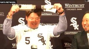 白いソックスを掲げて笑いを取る村上選手