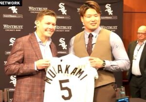 入団会見でユニフォームを持つ村上選手