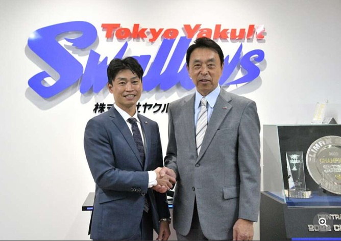 小川GMから青木GM へのバトンが渡される出典サンケイデジタル