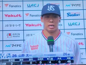 インタビューを受ける山野投手