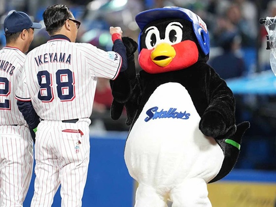 つば九郎と神宮初勝利のハイタッチ出典ヤクルト公式サイト2026/03/31