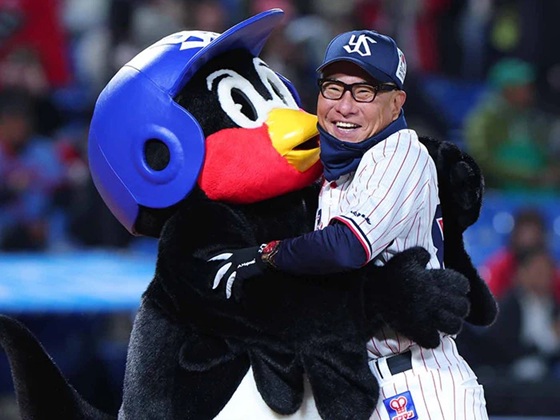 サヨナラに満面の笑みの池山監督とつば九郎出典ヤクルト公式サイト20260402