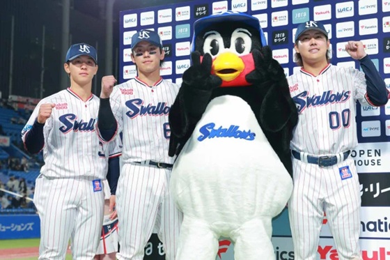 ヒーローインタビューの内山武岡赤羽とつば九郎出典ヤクルト公式サイト20260428