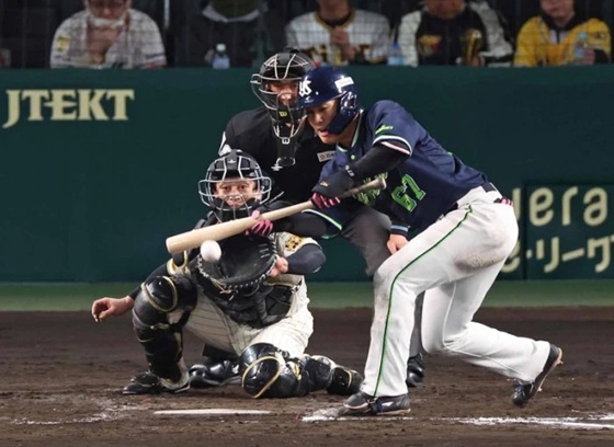 伊藤ヤクルト今季初の犠打を成功させる出典ヤクルト公式サイト20260408
