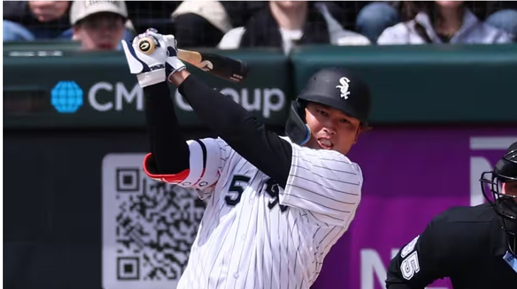 初回痛烈な安打を放つ村上出典サンスポ撮影福島範和