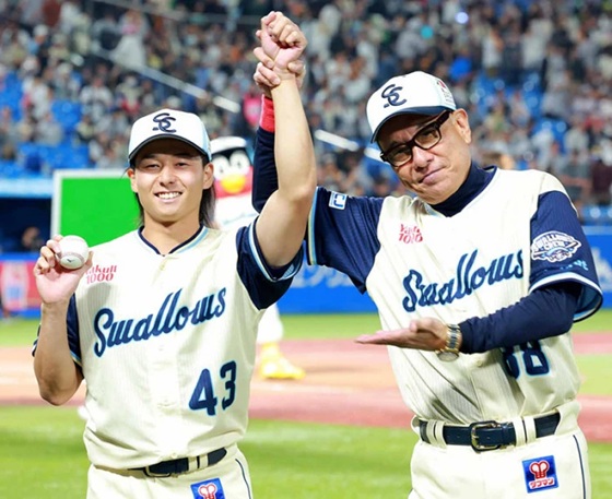 増居プロ初勝利で池山監督と記念のショット出典ヤクルト公式サイト20260419