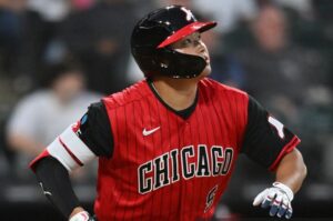 赤いユニフォームの村上