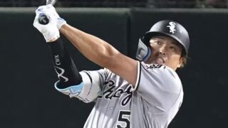 ６号グランドスラムを打つ村上出典共同