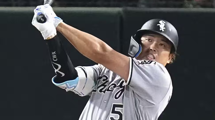 ６号グランドスラムを打つ村上出典共同