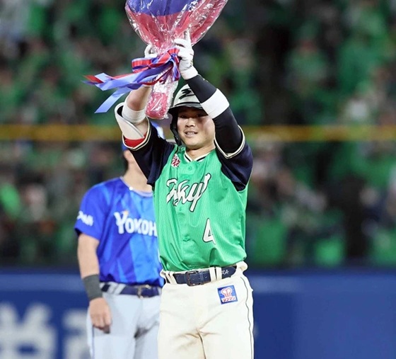 サイクル安打達成で花束を掲げる丸山出典ヤクルト公式サイト20260501