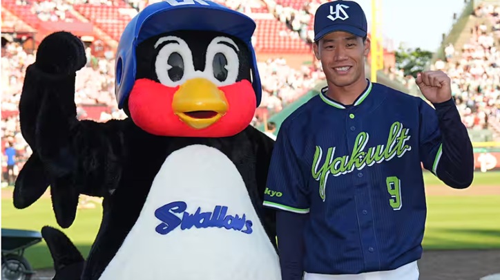 復帰の塩見選手とつば九郎出典サンスポ撮影土谷創造20260530