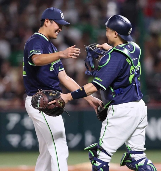 奥川完投を終えて中村と出典ヤクルト公式サイト20260614