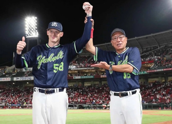ウォルターズNPB初勝利で池山監督と記念撮影出典ヤクルト公式サイト20260709