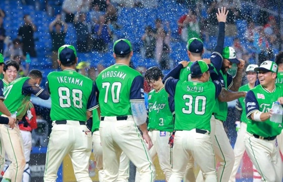 延長12回サヨナラの内山を皆で出迎える出典ヤクルト公式サイト20260724